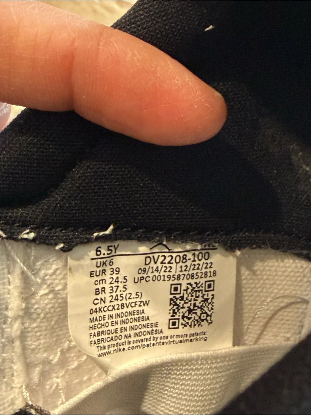 Nike Kids White and Black Low-Top Sneakers